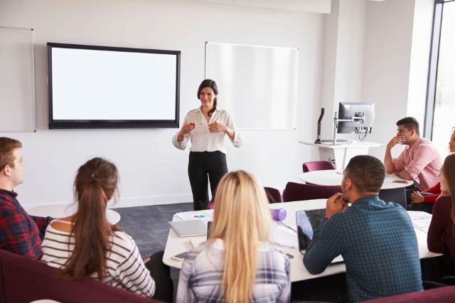 Palestras_workshops_mulher_dando_aula